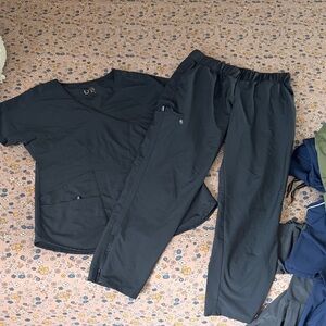 Barco One Wellness scrub set